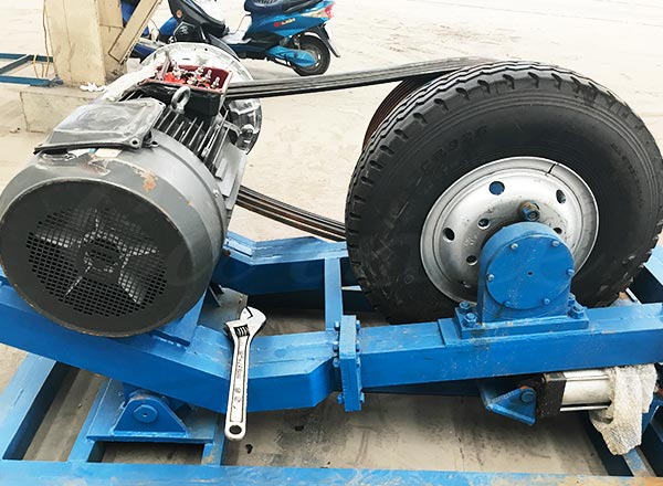 Powerful motor and drive wheel system of 40 seat foundation free pirate ship ride