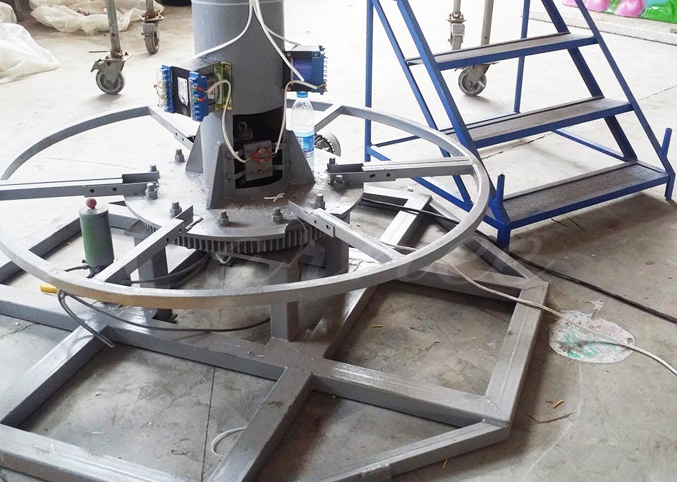 Mechanical base and central drive system of the clown flying chair ride
