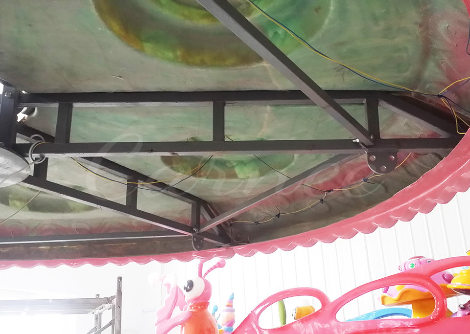 Reinforced steel structure under the top canopy of the clown flying chair ride