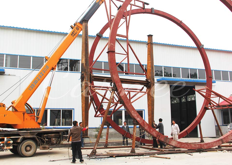 Crane lifting ring structure of Ferris Ring Ride during outdoor assembly process