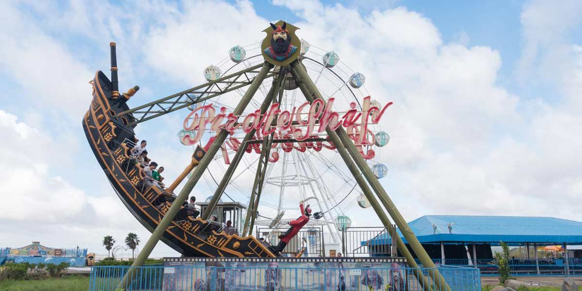 40 seats pirate ship ride project in Russia amusement park with passengers enjoying the ride