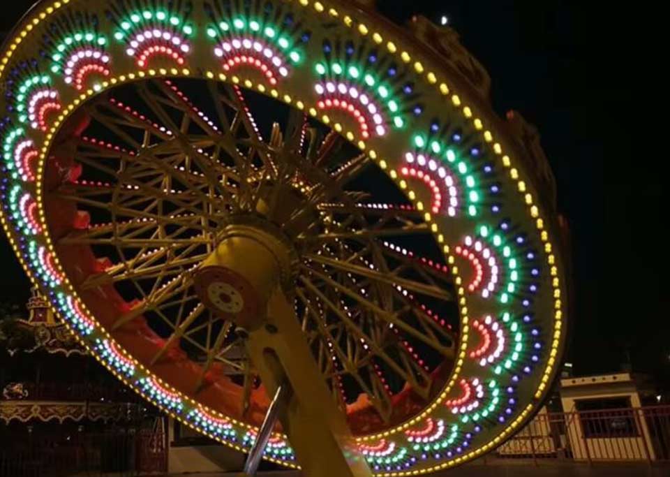 Flying Turntable Amusement Ride With LED Light