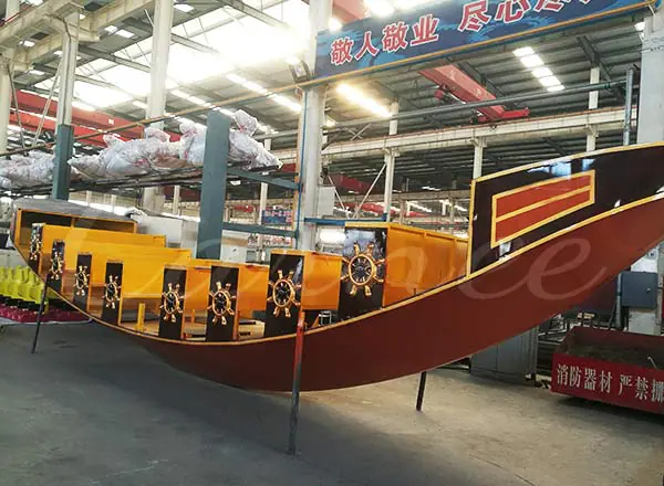Sección del casco de la atracción Pirate Ship Amusement Ride