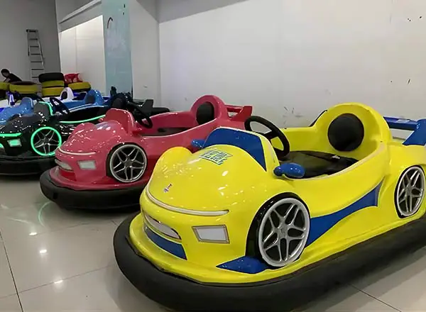 Mobil bumper anak-anak berwarna-warni dengan warna kuning, merah, dan merah muda, cocok untuk tempat hiburan keluarga.