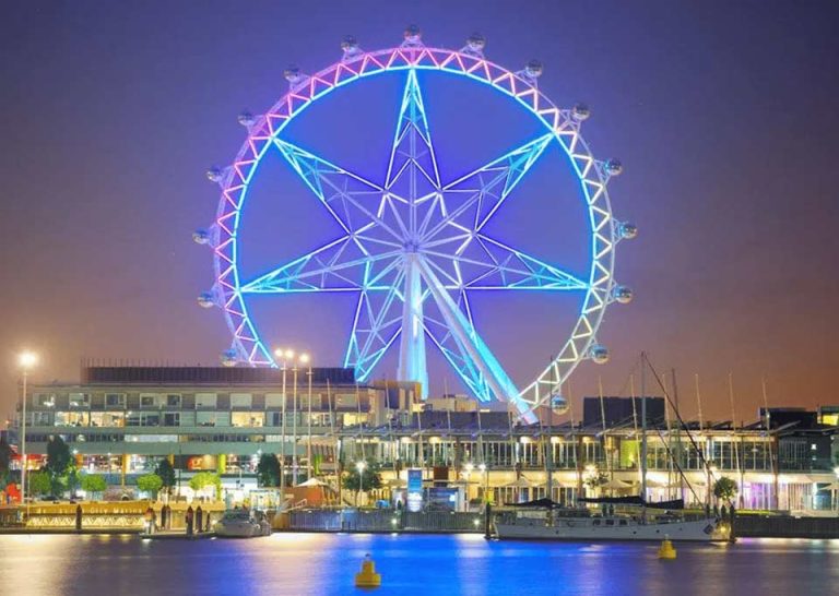 Noria de 120 m iluminada de noche con luces LED azules y blancas como atracción emblemática de la ciudad