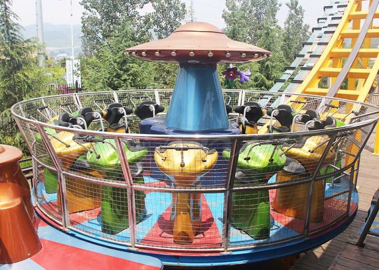 W-shaped flying disc ride