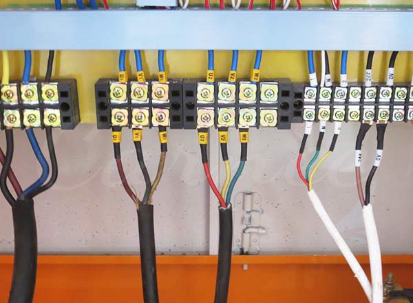 Blocos de terminais elétricos e fiação do sistema de controle de passeio de paraquedistas