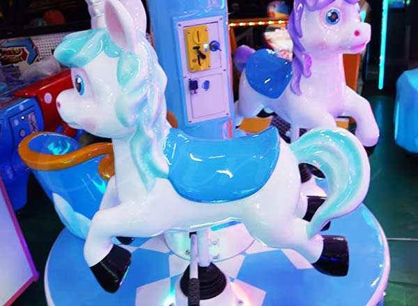 Fiberglass carousel horses with bright painting for 6 seats merry go round