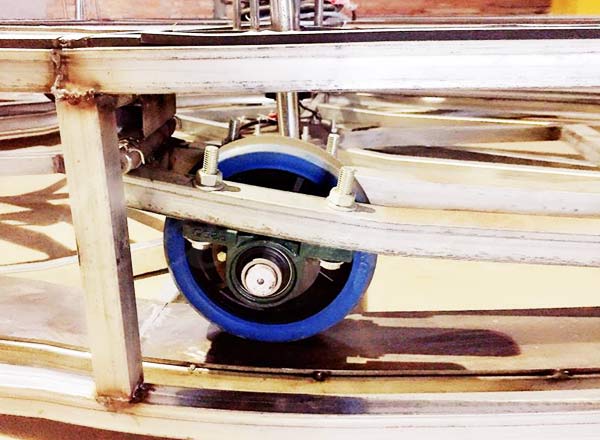 Heavy duty bearing and wheel system of amusement park carousel