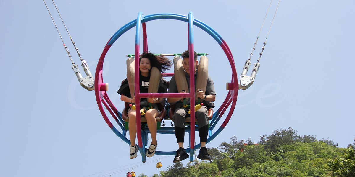 Wahana mendebarkan bungee jumping bergaya roket