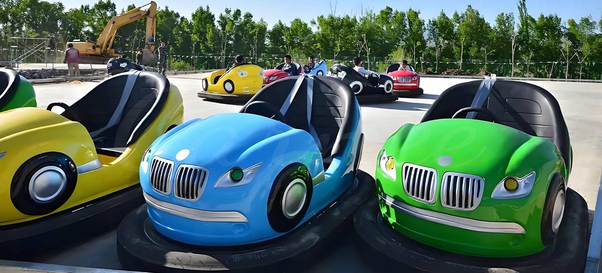 naik mobil bumper luar ruangan dengan anak-anak dan orang tua bersenang-senang