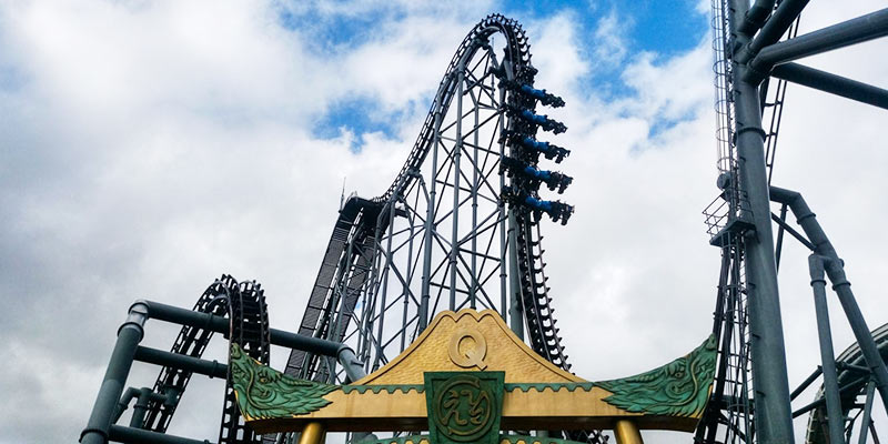 Eejanaika di Fuji-Q Highland, Jepang, sebuah roller coaster 4D dengan kursi berputar yang dapat diputar ke berbagai arah.