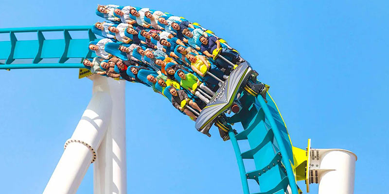 Roller coaster Fury 325 di Carowinds, menampilkan turunan berkecepatan tinggi yang mulus dan belokan yang menyapu, salah satu giga coaster tertinggi dan terhalus.