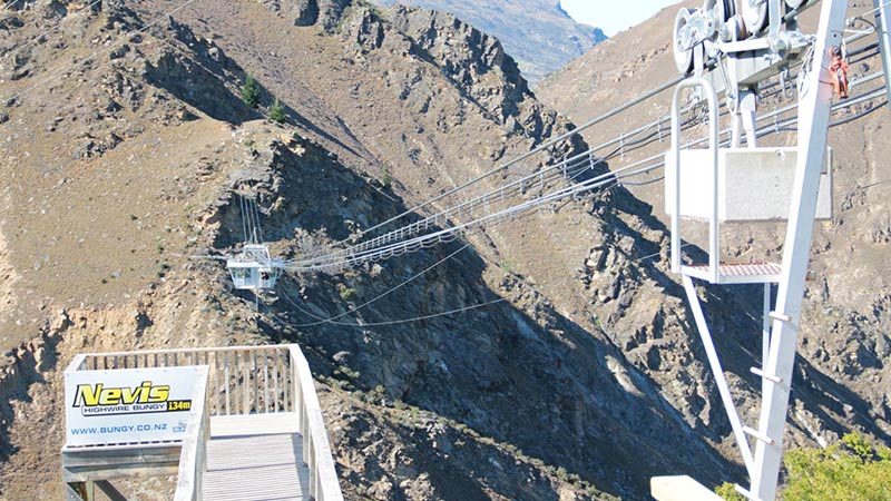 Nevis Swing di Queenstown, Selandia Baru, ayunan ngarai terbesar di dunia dengan ketinggian 492 kaki, menyediakan ayunan yang mendebarkan melintasi ngarai yang luas.
