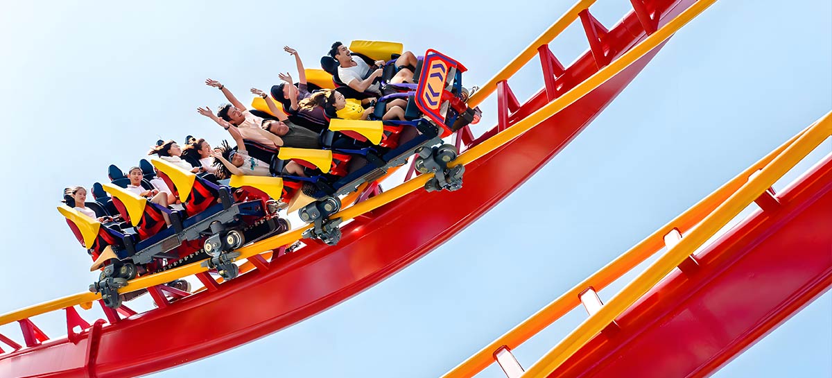 Perjalanan roller coaster berkecepatan tinggi dengan putaran dan penurunan di taman hiburan