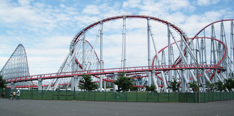 Steel Dragon 2000 di Nagashima Spa Land, Jepang, merupakan roller coaster terpanjang di dunia dengan ketinggian 8.133 kaki, yang menawarkan perjalanan yang panjang dan menegangkan.
