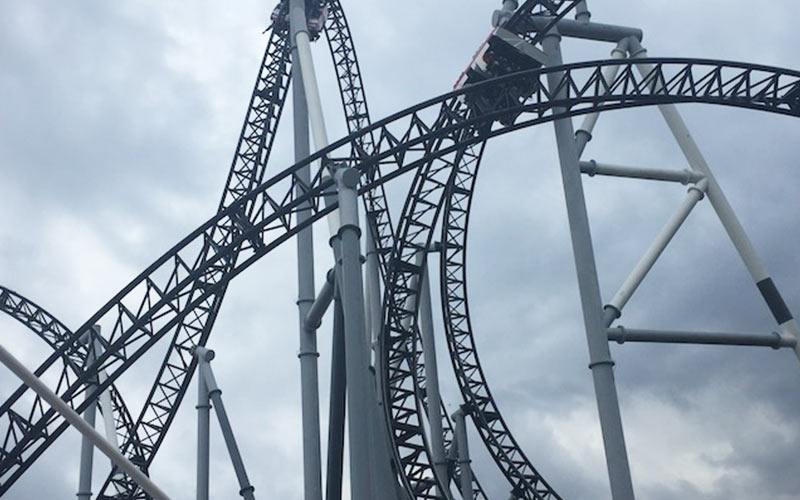Roller coaster Takabisha di Fuji-Q Highland, Jepang, dengan turunan vertikal 121 derajat, merupakan roller coaster paling curam di dunia.