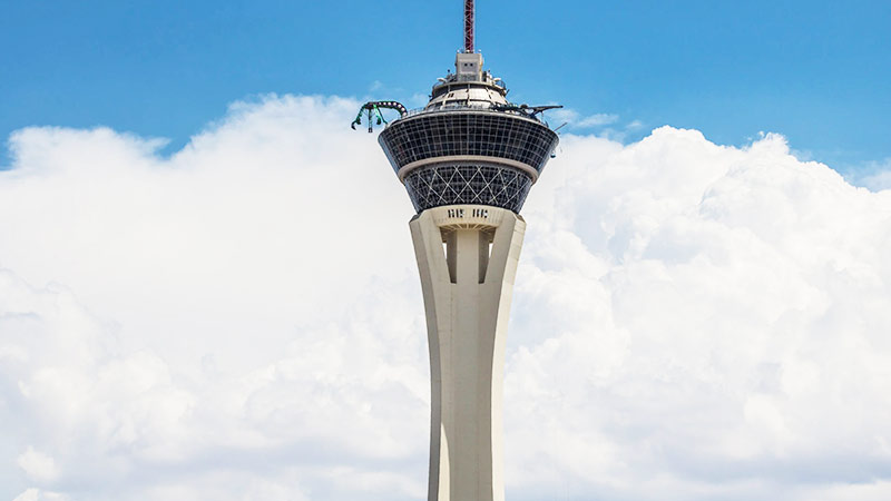 The Tower at the STRAT di Las Vegas, tergantung di ketinggian 1.149 kaki, menawarkan penurunan dan putaran yang mendebarkan sambil menghadap ke Las Vegas Strip.