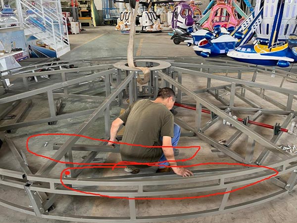 Install the carousel connecting rods. Each part has threeconnecting rods of different lengths.