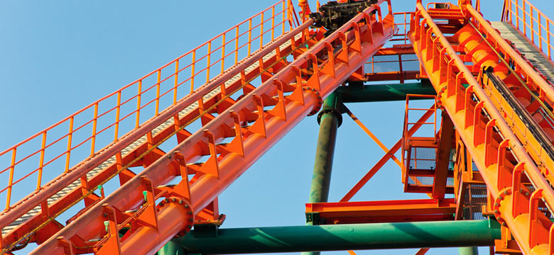 Como as montanhas-russas se mantêm nos trilhos?