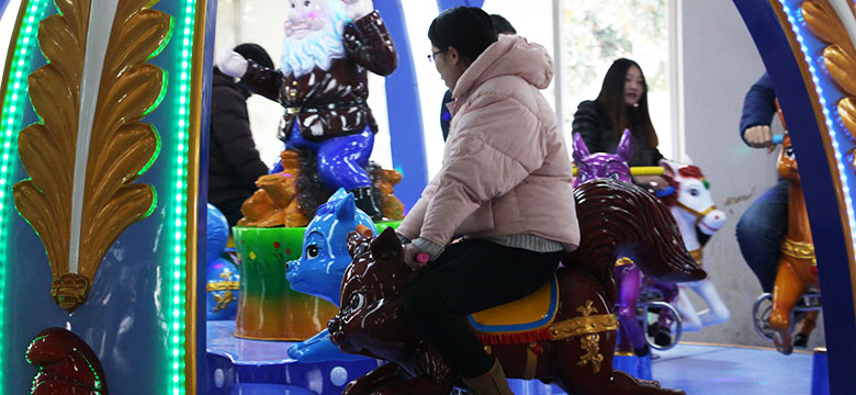 Instruções para andar no carrossel kiddle ride