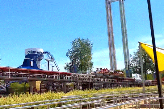 Les montagnes russes s'élancent de la station en démontrant la précision des mécanismes de contrôle et de sécurité lors de l'accélération.