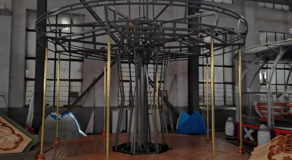 Installing outer columns with pre-mounted decorative pipes for a luxury carousel structure