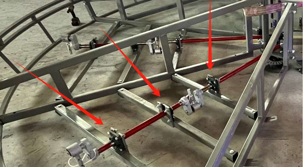 Fixing the transmission shaft bracket of a carousel ride to ensure smooth rotation and stable power transmission