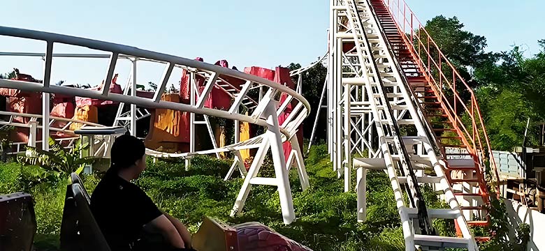 montanha-russa familiar em parque temático