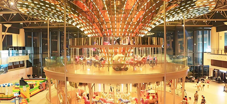 Indoor double decker carousel in Russia shopping mall, large two-level amusement ride built by Carnee Rides — perfect two story carousel amusement ride for family fun.