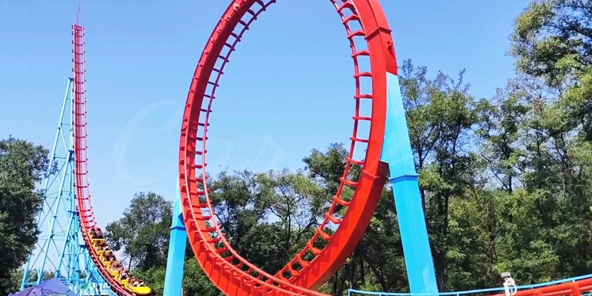 Uma grande montanha-russa com looping de aço mostrando a estrutura e os fatores de custo do projeto para parques de diversões