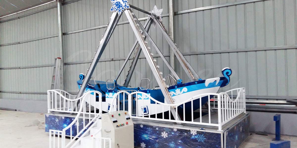 Миниатюрный пиратский корабль производства компании Carnee Rides, установленный в помещении для тестирования, подходит для небольших парков аттракционов и семейных развлекательных центров.