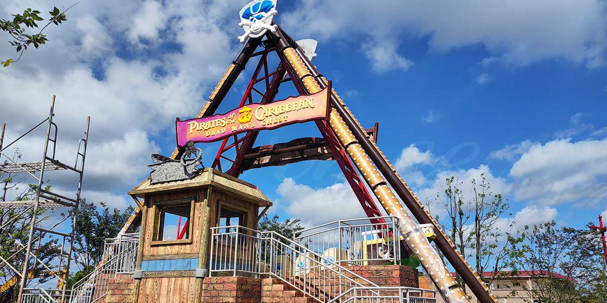 Аттракцион "Пиратский корабль викингов" в открытом парке развлечений, разработанный и изготовленный компанией Carnee Rides, предлагает захватывающие ощущения от маятникового движения.