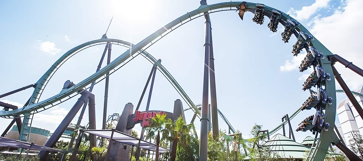 Montagne russe en acier effectuant une inversion montrant le système de roues sécurisées qui maintient le train sur la voie.