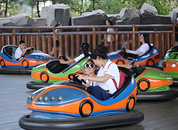 Multiple ground grid bumper cars family ride in operation, suitable for high-traffic amusement parks