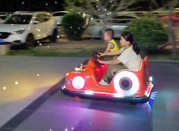 Carro de choque quadrado de dois lugares com recurso de iluminação Diversão infantil