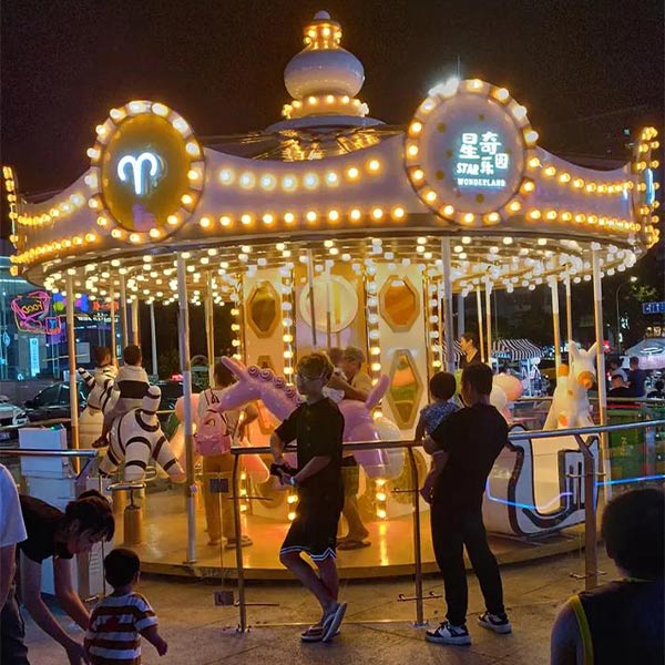 Passeio de cavalo em carrossel para crianças e adultos no interior do Merry Go Round