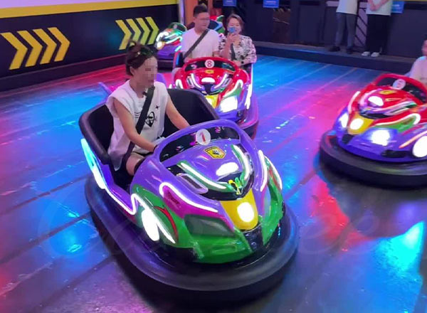 Carro elétrico com para-choque giratório e iluminação para crianças em um parque de diversões