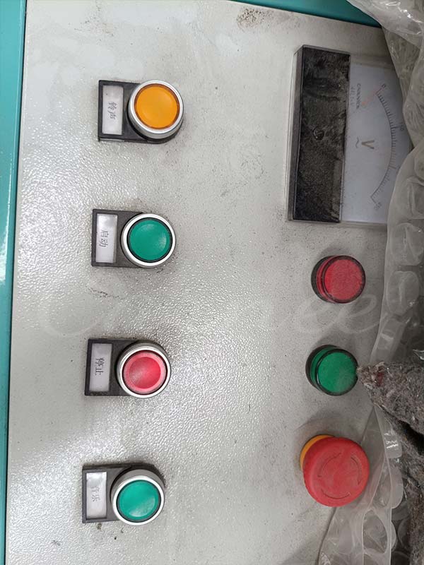Botones e indicadores del panel de control instalados para el sistema de funcionamiento de la atracción