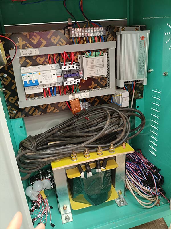Instalación del sistema de control eléctrico de las atracciones de la fábrica Carnee Rides