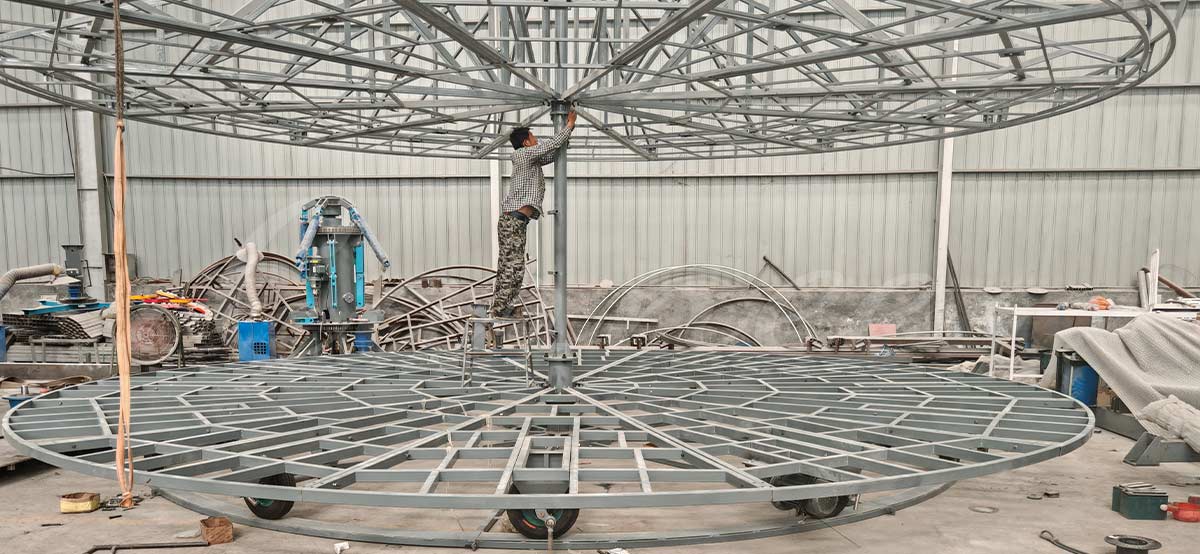 Estructura base de columna central de acero para tiovivo antiguo de 24 plazas durante la fabricación
