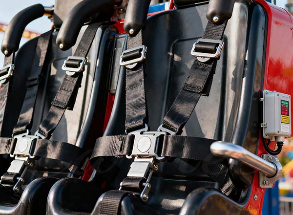 Ceintures de sécurité et sangles d'épaule sur un siège d'une tour de chute