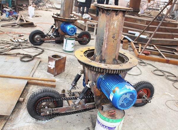 Componentes del motor y del bastidor base de un amsumento para coches de noria durante la inspección en taller antes de su instalación in situ para Irak.