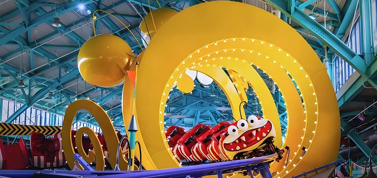 Escena de montaña rusa de parque temático de interior que ilustra el concepto de parque temático y la planificación de atracciones