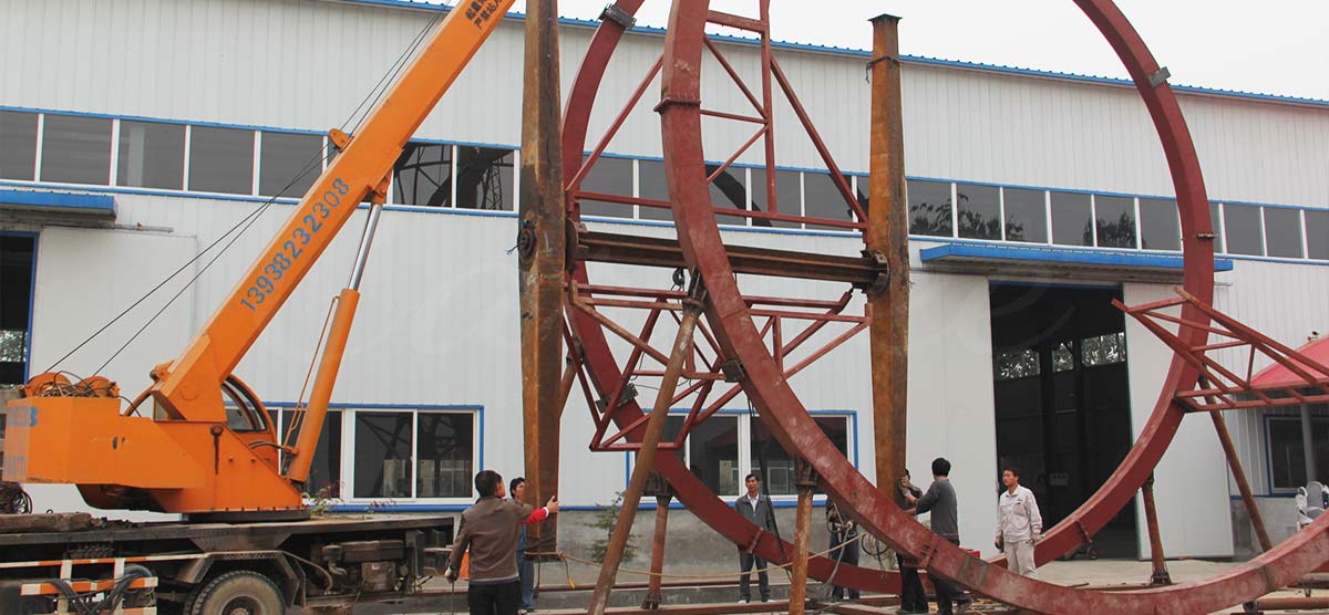 Montaje con grúa de la estructura del anillo principal para un proyecto de instalación de una atracción en Irak por los ingenieros de Carnee Rides.