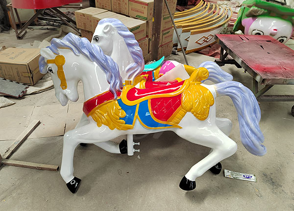 Caballos de lujo de fibra de vidrio acabados para tiovivo