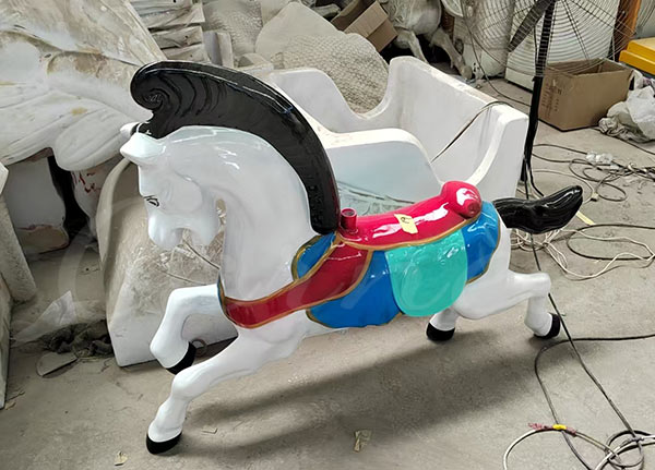 Asiento de caballo de fibra de vidrio producido para tiovivo en la fábrica Carnee Rides
