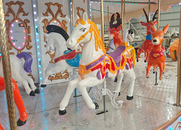 Caballos de fibra de vidrio instalados en un tiovivo antiguo en la fábrica Carnee Rides