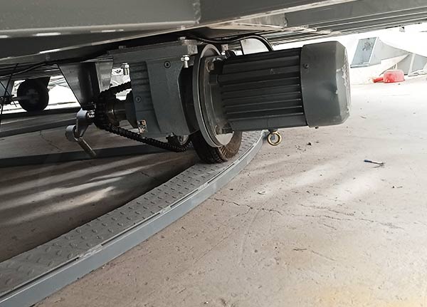 Instalación de un sistema de motor de accionamiento ascendente para un tiovivo en una fábrica de atracciones mecánicas