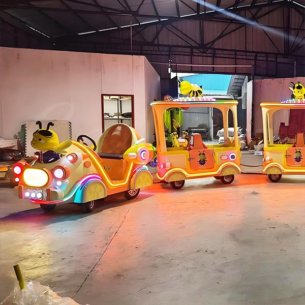 Um trem sem trilhos com tema de abelha brilhante fabricado na fábrica. Amplamente conhecido como Land Train no Reino Unido, essa atração para toda a família é um passeio perfeito para encher o tanque de alta rotatividade.